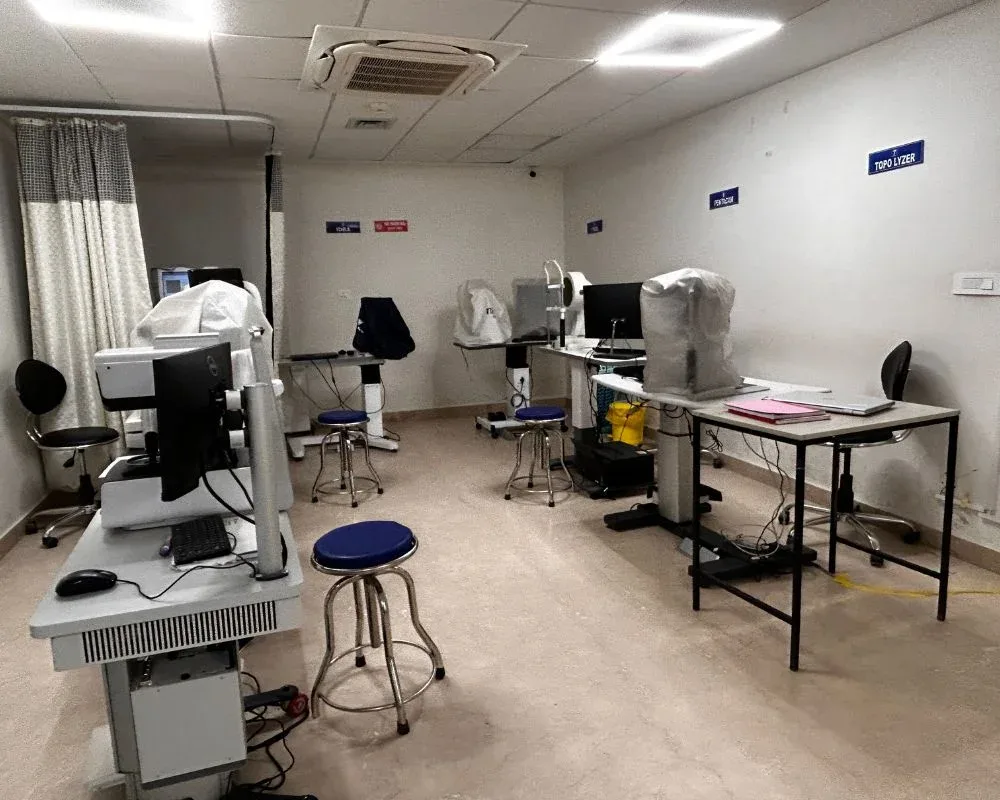The diagnostics floor — Pentacam and Topolyzer stations